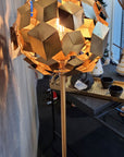 Geometric floor lamp in gold - vivahabitat.com