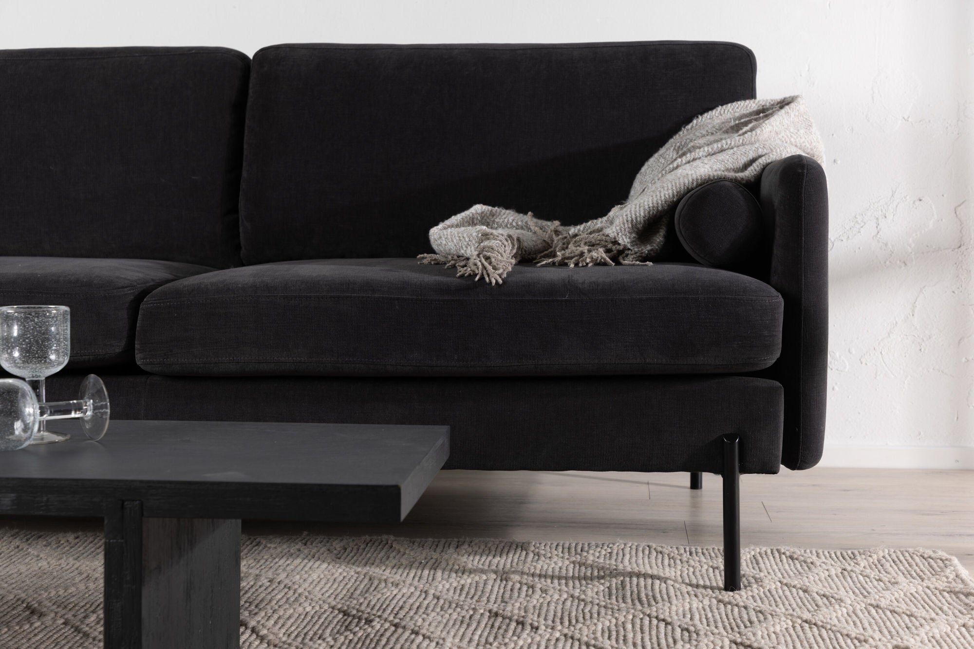 Venture Home Sofá de 2 plazas Antibes - Tela de terciopelo gris oscuro